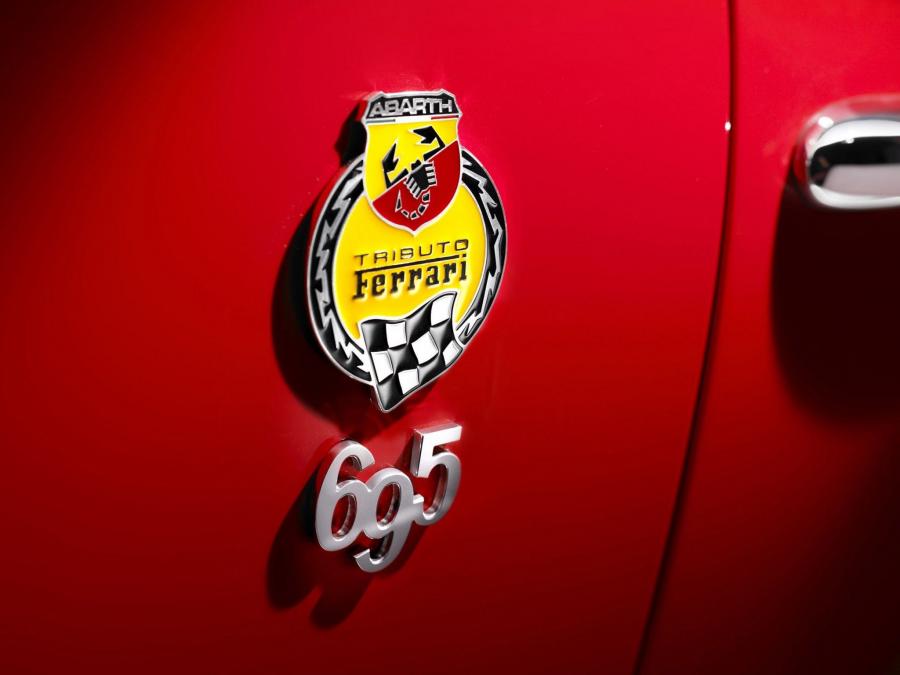 Логотип Abarth 695 Tributo Ferrari 2010 года  (фото 4 из 19)